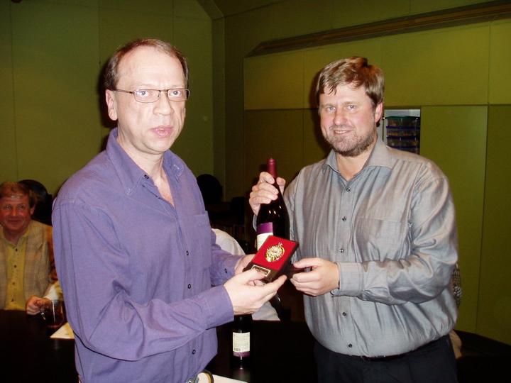 Der erste Vorsitzende Armin Winkler (rechts) ehrt Manfred Ortmann mit der Silbernen Ehrenmedaille der Schachfreunde 59.