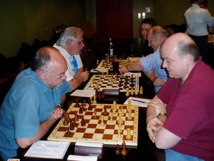 Stadtmeister 2007 ist wieder Hans-Peter Faißt (links) – hier bei seinem Sieg gegen Mannschaftskollege Thomas Riedel
