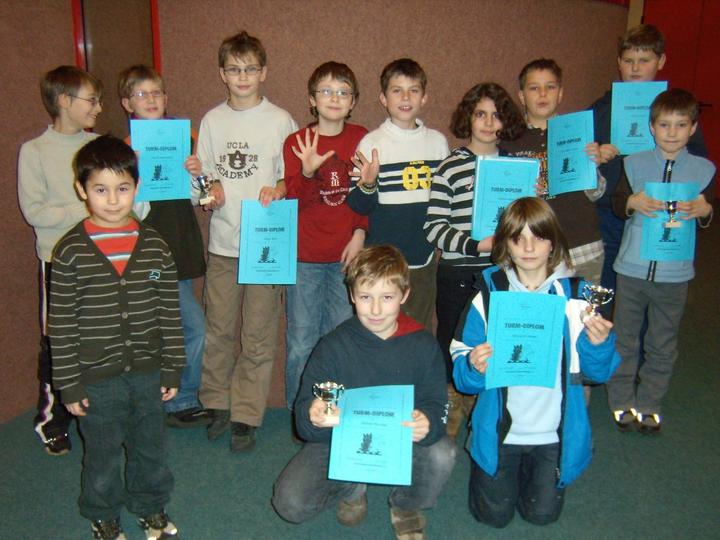 Die Teilnehmer des Schachkurses mit ihren Diplomen