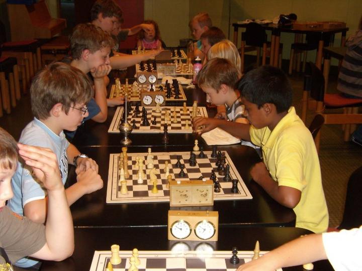 Volle Konzentration bei der Schülermeisterschaft der Schachfreunde