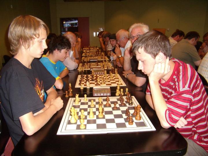 Schnellturnier mit Schachspielern aus Kimry: das Jugendduell Stefan Geburtig (links) gegen Yuri Machnew.