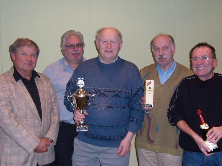 Die Sieger des Seniorenturniers (von links): Georg Judt (2. Platz), Hermann Nieden (3.), Johann Fillips (1.), Heinz Holzwarth (5.) und Hans Ergenzinger (4.)