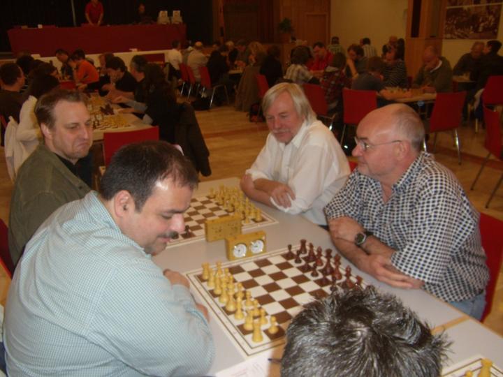 Thorsten Philipp und Konstantinos Parashidis (beide Kornwestheim III; links) müssen in der Vorrunde auch gegen Richard Schreiner und Hans-Peter Faißt von der ersten Mannschaft (rechts) antreten.