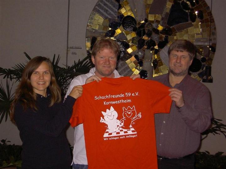 Dana Thalhäuser, Frank Schulz und Armin Winkler bei der Übergabe der neuen T-Shirts