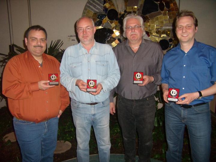 Mit der Goldenen Ehrenmedaille wurden (von links) Konstantinos Parashidis, Hans-Peter Faißt und Hermann Nieden ausgezeichnet. Thorsten Philipp (rechts) erhielt die Silberne Ehrenmedaille.