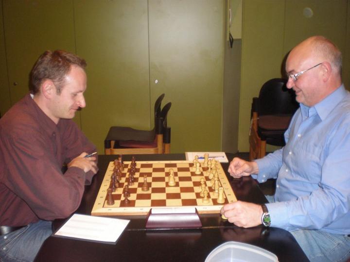 Die Spitzenpaarung der fünfte Runde der Stadtmeisterschaft gewann Rekordmeister Hans-Peter Faißt (rechts) gegen Christian Potthast.