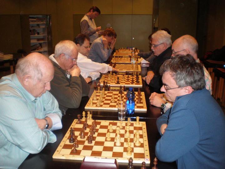 Die Senioren im Einsatz: Johann Fillips (links) im Spiel gegen Michael Ziegler.