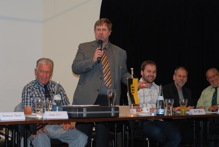 Armin Winkler (stehend) ist der neue Präsident im Schachverband Württemberg