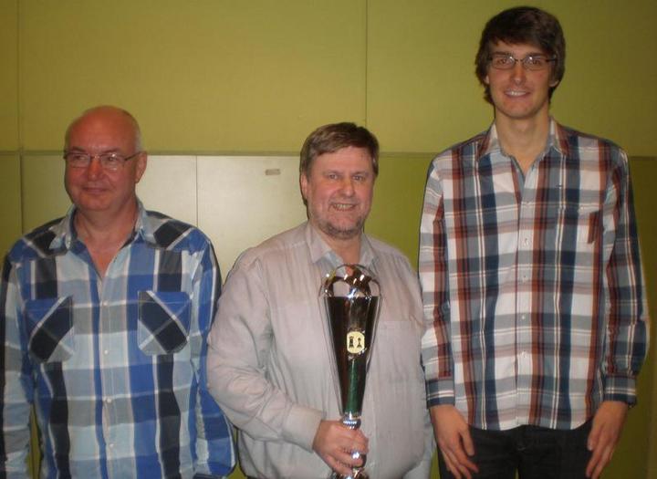 Die Sieger beim Rudolf-Heinel-Gedächtnisturnier: Der Zweitplatzierte Hans-Peter Faißt (links), Pokalsieger Armin Winkler sowie der Dritte Julian Maisch (rechts).