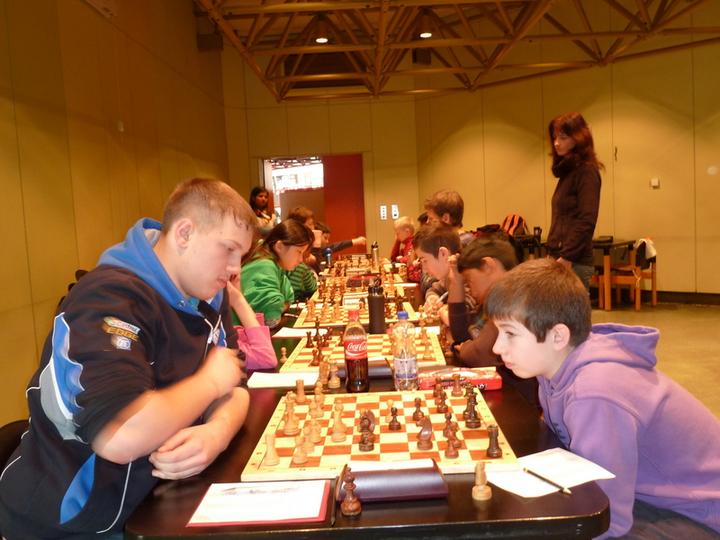 Mario Divkovic (links) konnte trotz Niederlage gegen Marc Schallner (rechts) seinen Titel „Jugendmeister der Schachfreunde 59“ erfolgreich verteidigen.