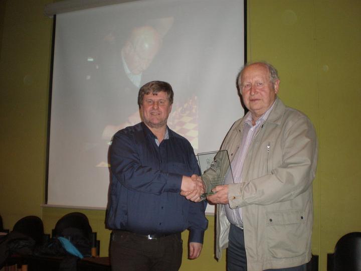 Johann Fillips (rechts) erhält vom ersten Vorsitzenden, Armin Winkler, die Auszeichnung zum Ehrenmitglied der Schachfreunde 59