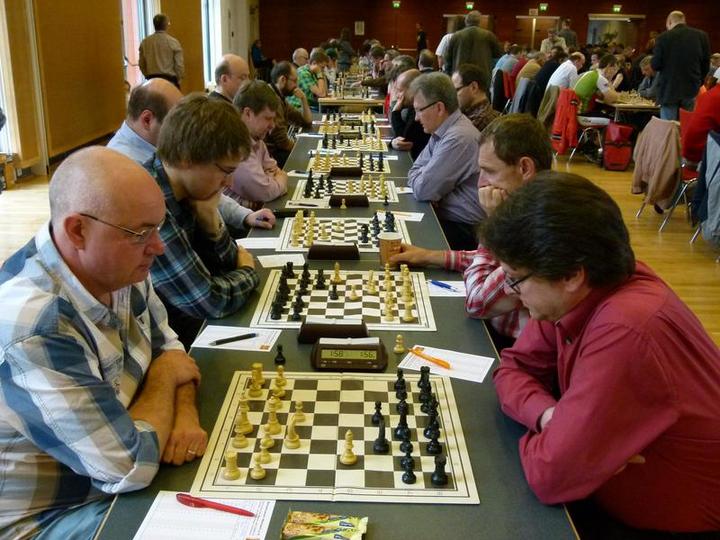 Die Schachfreunde 59 bei der Schlussrunde in Marbach. An den Spitzenbrettern (links) Hans-Peter Faißt und Julian Maisch
