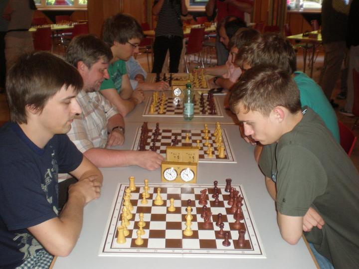 In der Vorrunde musste Kornwestheim I gegen die dritte Mannschaft antreten. Am vierten Brett spielte Till Heer (links) gegen Ingo Geburtig (rechts).