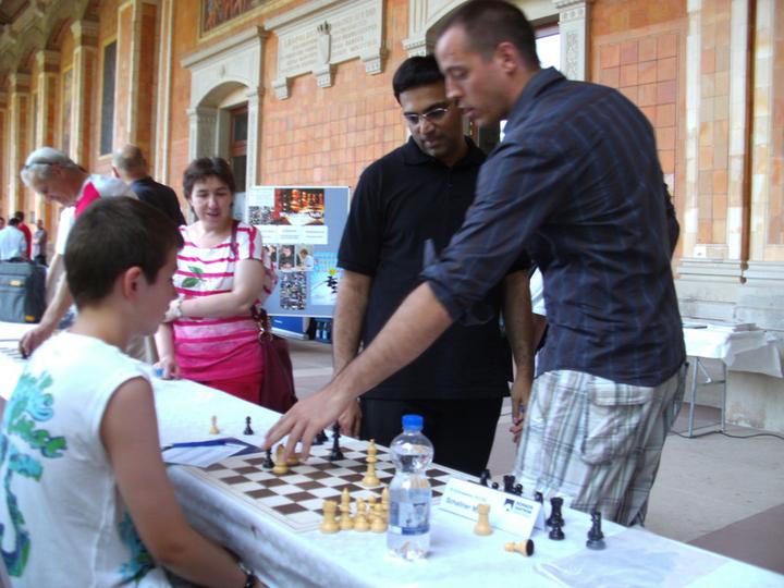 Großmeister Francisco Vallejo Pons (stehend rechts) zog Ex-Weltmeister Vishy Anand zu Rate: dennoch gab es eine Punkteteilung gegen Marc Schallner