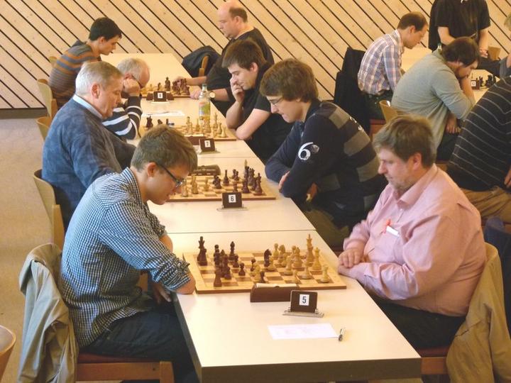 Die Kornwestheimer Schachfreunde bei der Bezirksblitzmeisterschaft im ersten Spiel gegen Ingersheim: Armin Winkler (rechts vorne), Julian Maisch, Till Heer und Thomas Riedel.