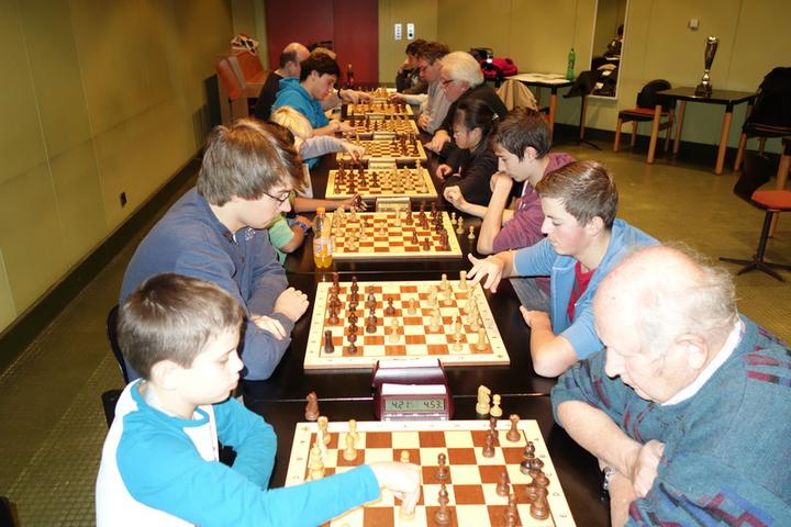 Die Schachfreunde beim Gedächtnisturnier: Christian Link, einer der jüngsten Teilnehmer, im Spiel gegen Senior Johann Fillips
