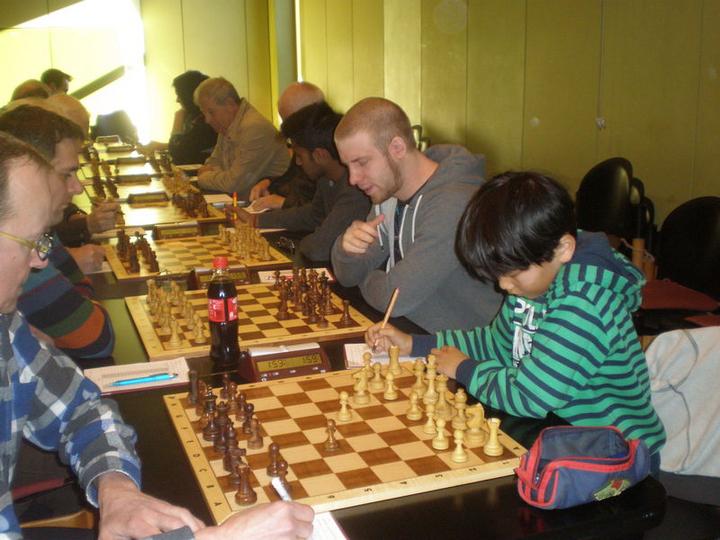 Besonders erfolgreich waren Jan Hennig (zweiter von rechts) sowie der Württembergische Jugendmeister Danny Yi (rechts): sie gewannen alle Partien für die dritte Mannschaft