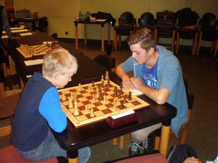 Tobias Kölle (links), hier im Spiel gegen Jonathan Leutschaft, wurde neuer Jugendmeister der Schachfreunde 59.