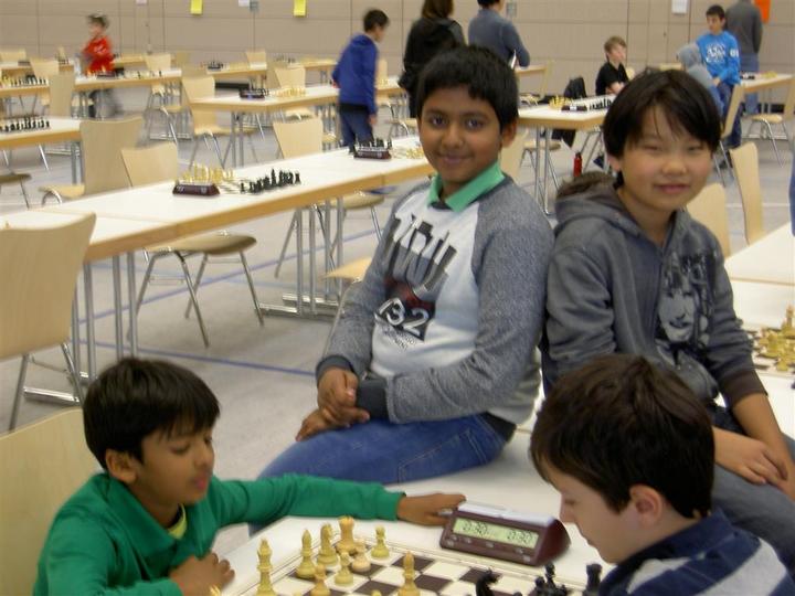 Auch in der Wettkampfpause wurde Schach gespielt: Phil Afonso (links) gegen Alen Hasonovic (rechts). Sie wurde Württembergischer Jugendmannschaftsmeister, ebenso wie Nils Afonso (hinten links) und Danny Yi (hinten rechts).