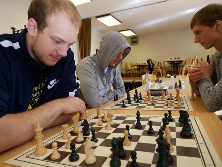 Jonathan Leutschaft (hinten) und Mario Divkovic kämpfen um den vierten Platz. Rechts im Bild: Stefan Geburtig.