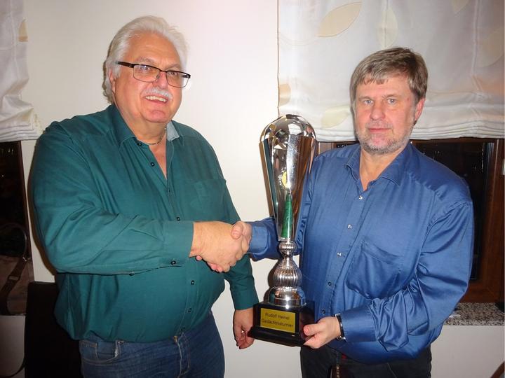 Der zweite Vorsitzende Hermann Nieden (links) überreicht dem Turniersieger Armin Winkler den Gedächtnispokal.