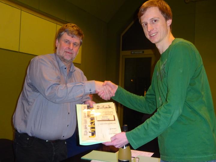 Armin Winkler (links) ehrt Stefan Geburtig für seine 10jährige Mitgliedschaft