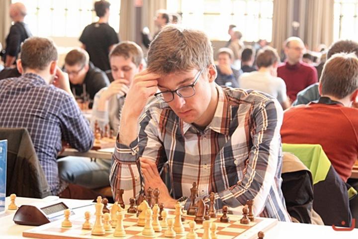 Julian Maisch beim Nachdenken in Runde 3. (Quelle: GRENKE Chess, Georgios Souleidis)