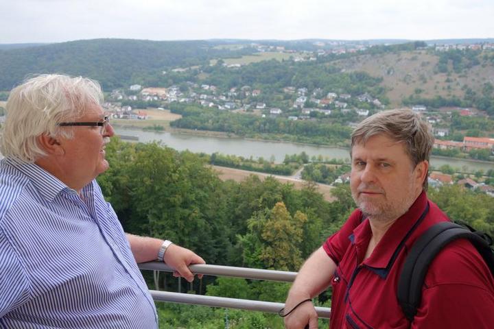Die beiden Vorsitzenden der Schachfreunde 59 und Organisatoren des Ausflugs, Hermann Nieden (links) und Armin Winkler, blicken von der Befreiungshalle in Kelheim auf die Altmühl.