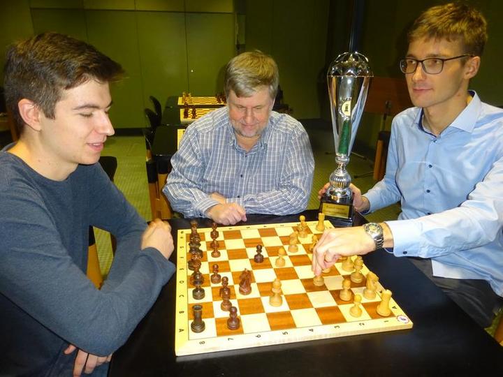 Die Medaillenträger beim Gedächtnisturnier der Schachfreunde 59 (von links): Marc Schallner (Zweiter), Armin Winkler (Dritter) und Pokalsieger Julian Maisch