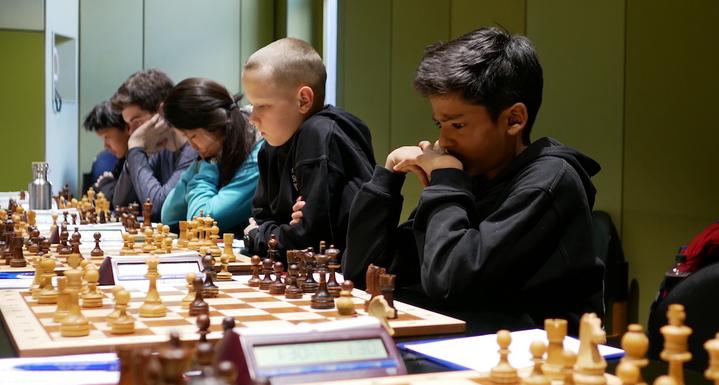 Ein Teil der erfolgreichen Jugendmannschaft der Schachfreunde an den Brettern: Phil Afonso, Malte Kluge, Wendy Yi, Marc Schallner und Danny Yi.