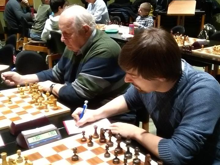 Die fünfte Runde der Stadtmeisterschaft wurde noch gespielt. Till Heer (rechts) ist der neue Stadtmeister. Senior Johann Fillips (links) belegt Rang vier.