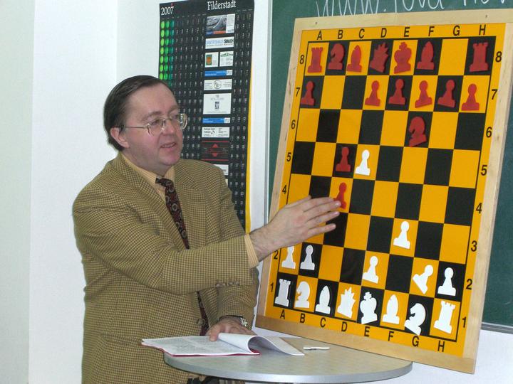 GM Zigurds Lanka trainerte die Schachfreunde – hier am Demonstrationsbrett, in den Zeiten von Corono nun online.