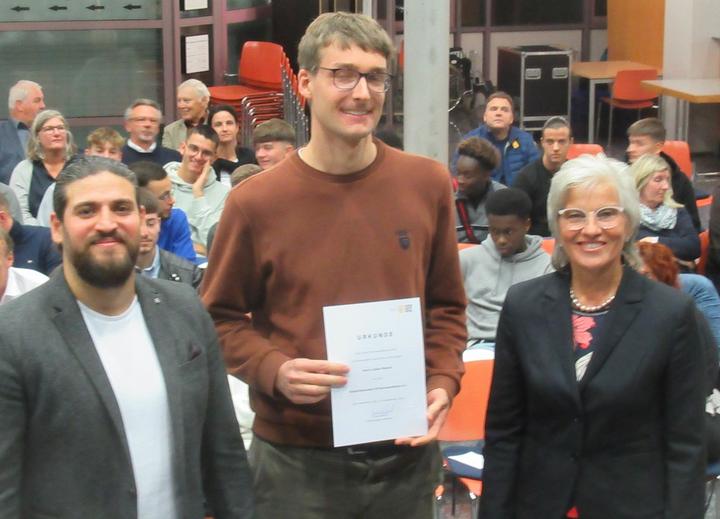 Als Deutscher Meister im Tauchschach wurde Julian Maisch (mitte) durch die Oberbürgermeisterin der Stadt Kornwestheim, Ursula Keck, und dem Vorsitzenden der FDP-Fraktion im Gemeinderat, Ender Engin, ausgezeichnet