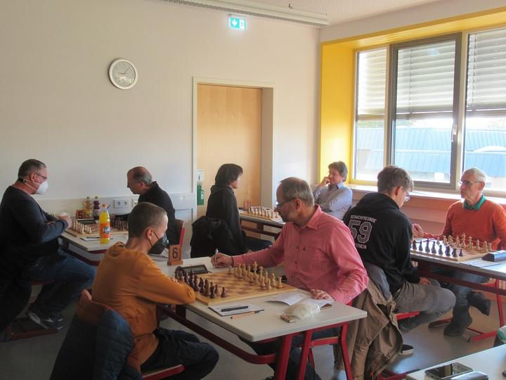 Im Spiellokal von Öhringen: die Schachfreunde 59 zwar mit dem Rücken zum Foto, das Spielgeschehen war aber in Kornwestheimer Hand.