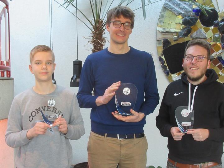 Die Sieger: Kian Retzlaff (Platz 2, links), Julian Maisch (1. Platz, mitte) und Joshua Lüdke (3. Platz, rechts)