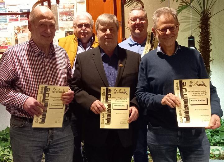 Hermann Nieden (hinten links) ehrt die Mitglieder für ihre Vereinstreue: Wolfgang Gaus für 40 Jahre (hinten rechts) sowie für 50 Jahre Thomas Bantel, Armin Winkler und Gerald Winkler (von links)