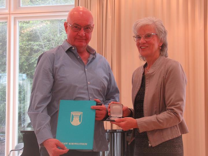 Hans-Peter Faißt erhält die Auszeichnung von der Oberbürgermeisterin Frau Keck