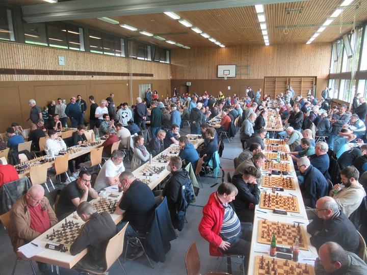 Zentrale Endrunde in Besigheim-Ottmarsheim – Tischreihe links vorne das Spiel Ingersheim gegen Kornwestheim