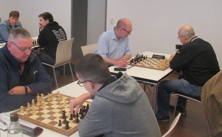 Das erste Landesligaspiel in Neuenstadt: Wolfgang Gaus (links) mit den weißen Figuren und Thomas Bantel (rechts) mit schwarz.