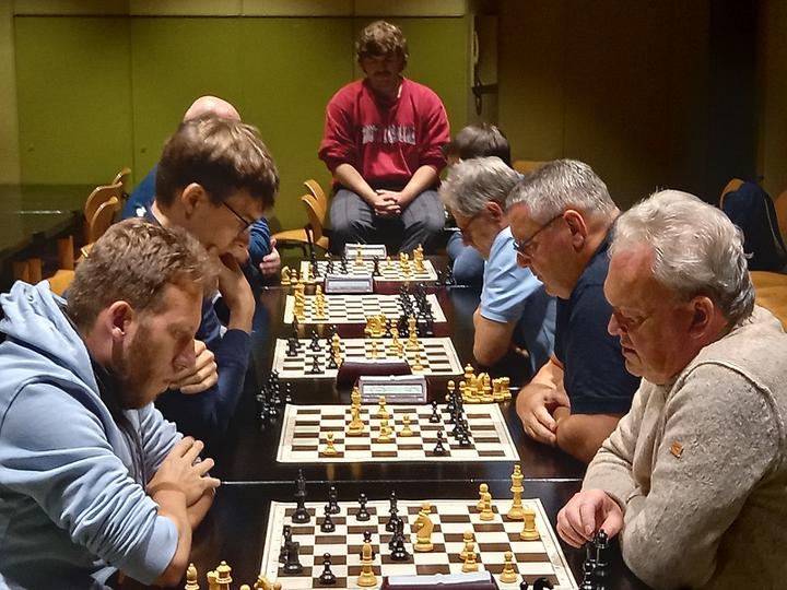 Sieger der zweiten Blitzrunde: Joshua Lüdke (links) – hier im Spiel gegen Lothar Spahlinger