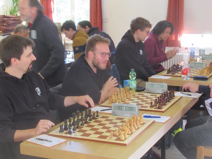 Brett vier bis eins der Schachfreunde 59 im Landesligaspiel gegen Ludwigsburg: Till Steinmeyer, Joshua Lüdke, Julian Maisch und Danny Yi (von links)