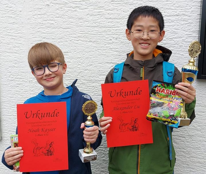 Noah Kayser und Alexander Lu (Altersklasse U 12) mit ihren Pokalen