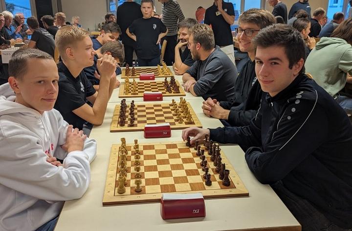 In der achten Runde spielte Kornwestheim 2 gegen Kornwestheim 1: am ersten Brett Malte Kluge (links) gegen Marc Schallner