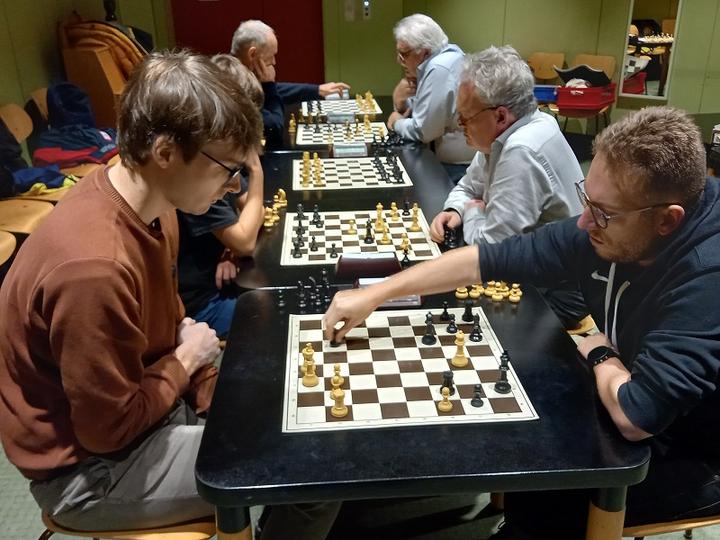 Die vierte Blitzrunde gewann ungeschlagen Julian Maisch (links) vor Joshua Lüdke (rechts)