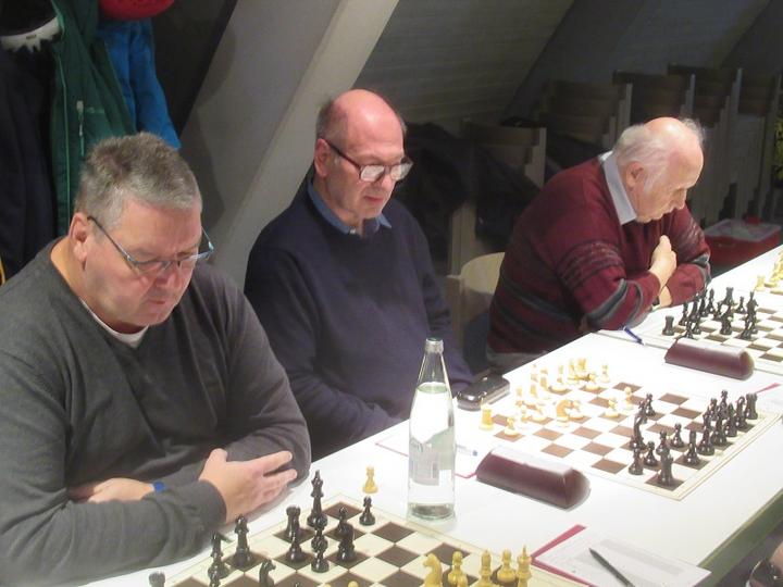 Wolfgang Gaus (links), Thomas Bantel (mitte) und Johann Fillips an den Brettern drei bis fünf konnten gegen ihre Vaihinger Gegner gewinnen.