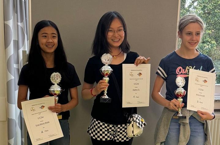 Audrey Tu (mitte) gewann das Baden-Württembergische Mädchen Grand Prix Turnier